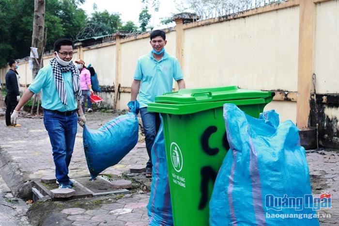 Các tình nguyện viên dọn rác trên đường Trần Tế Xương vào mỗi chủ nhật hàng tuần.