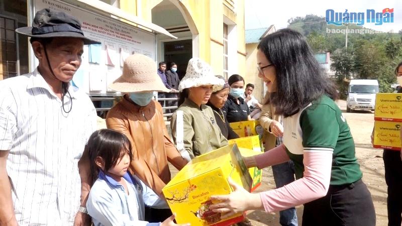 Đại diện Ngân hàng Vietcombank Quảng Ngãi tặng quà cho bà con xã Ba Nam