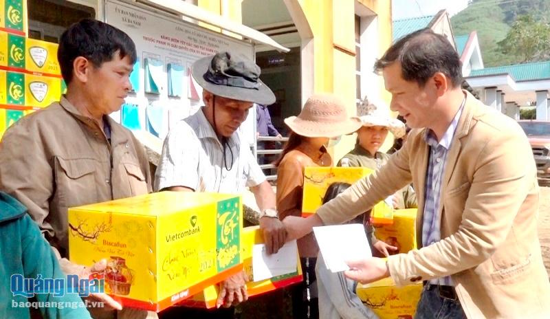 Phó Tổng biên tập Báo Quảng Ngãi Nguyễn Phú Đức trao quà cho các hộ gia đình nghèo ở xã Ba Nam