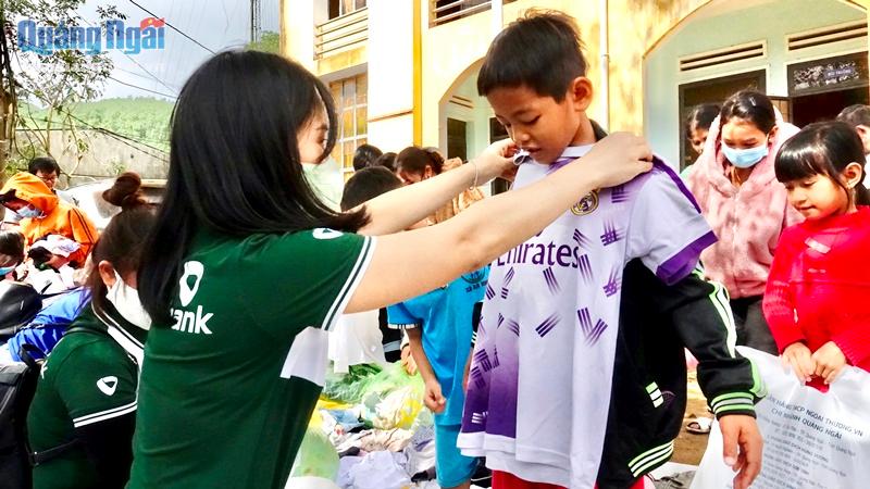 Hàng trăm bộ quần áo được cán bộ công nhân viên Vietcombank Quảng Ngãi trao tặng cho người dân