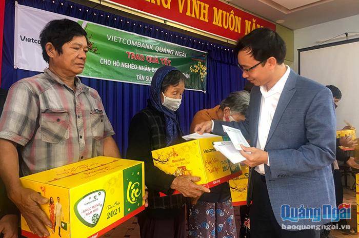 Lãnh đạo Báo Quảng Ngãi trao quà Tết cho người dân nghèo xã Hành Thịnh (Nghĩa Hành).