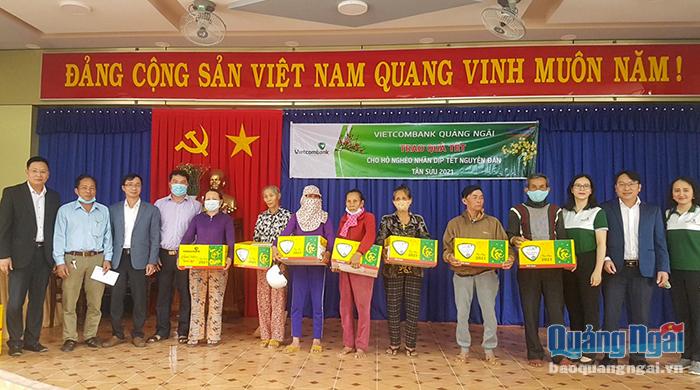 Báo Quảng Ngãi và Vietcombank Quảng Ngãi trao quà Tết cho người dân xã Hành Thịnh