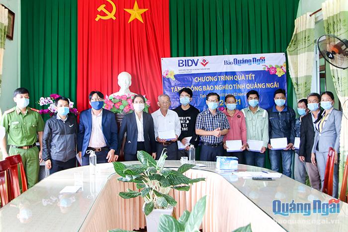 Báo Quảng Ngãi và BIDV- Chi nhánh Dung Quất trao quà cho các hộ nghèo tại xã Tịnh Thọ (Sơn Tịnh)