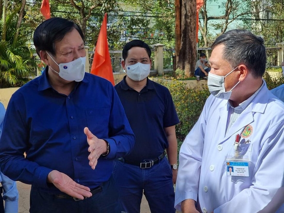 Thứ trưởng Đỗ Xuân Tuyên (bên trái) đến làm việc tại Bệnh viện đa khoa Gia Lai ngày 3-2 - Ảnh: Bộ Y tế