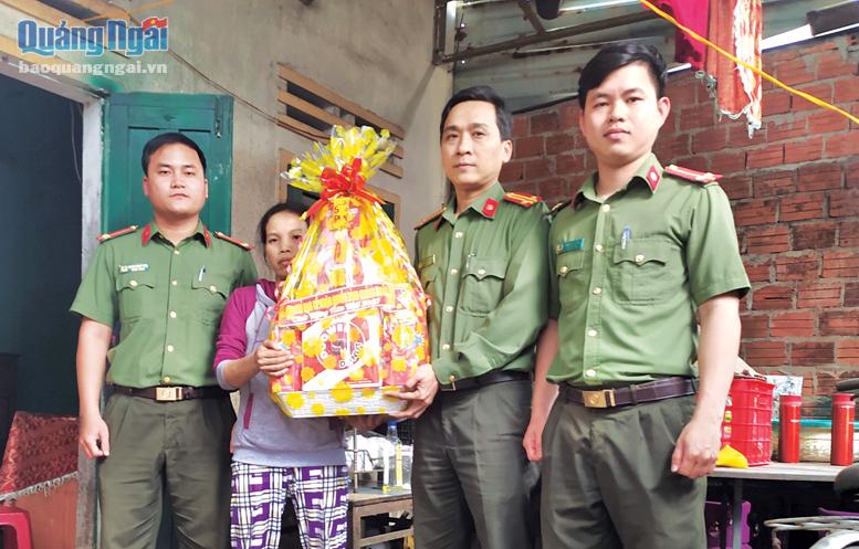 Lực lượng Công an tỉnh tặng quà Tết cho người dân gặp khó khăn.
