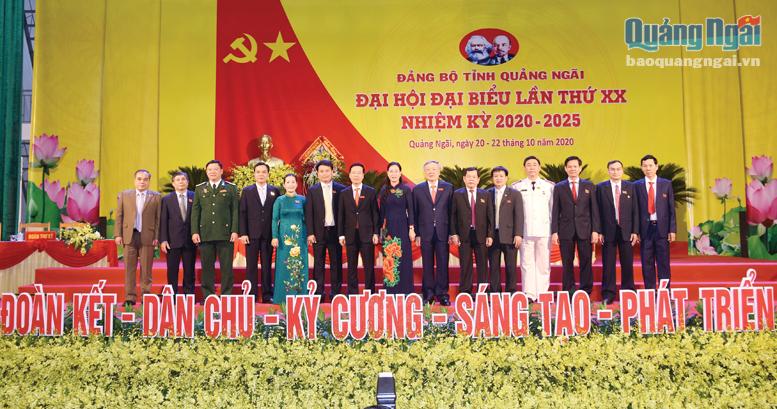 Các đồng chí lãnh đạo Đảng, Nhà nước chúc mừng Ban Thường vụ Tỉnh ủy khóa XX.        Ảnh: Minh Toàn
