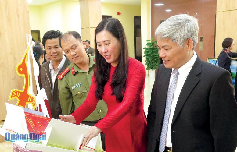  Đồng chí Bùi Thị Quỳnh Vân xem các bài thi đạt giải Cuộc thi viết 