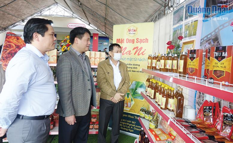 Phó Bí thư Thường trực Tỉnh ủy Đặng Ngọc Huy tham quan gian trưng bày sản phẩm nông nghiệp đặc trưng của các địa phương trong tỉnh.                Ảnh: Ngọc Đức
