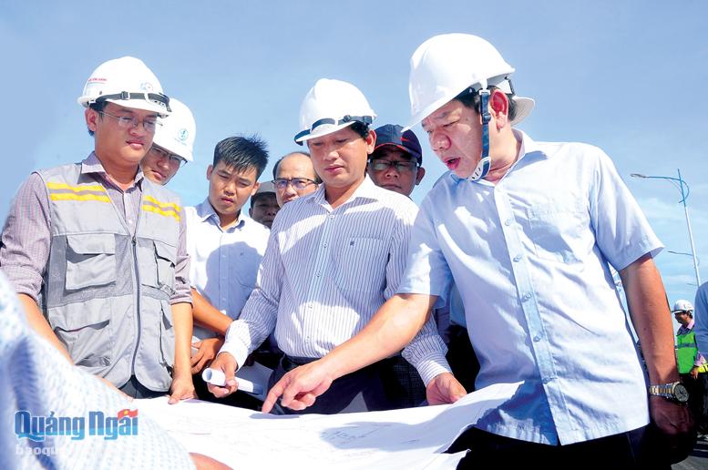 Chủ tịch UBND tỉnh Đặng Văn Minh (phải) kiểm tra thực tế hiện trường và chỉ đạo hoàn thiện cầu Cổ Lũy (TP.Quảng Ngãi).