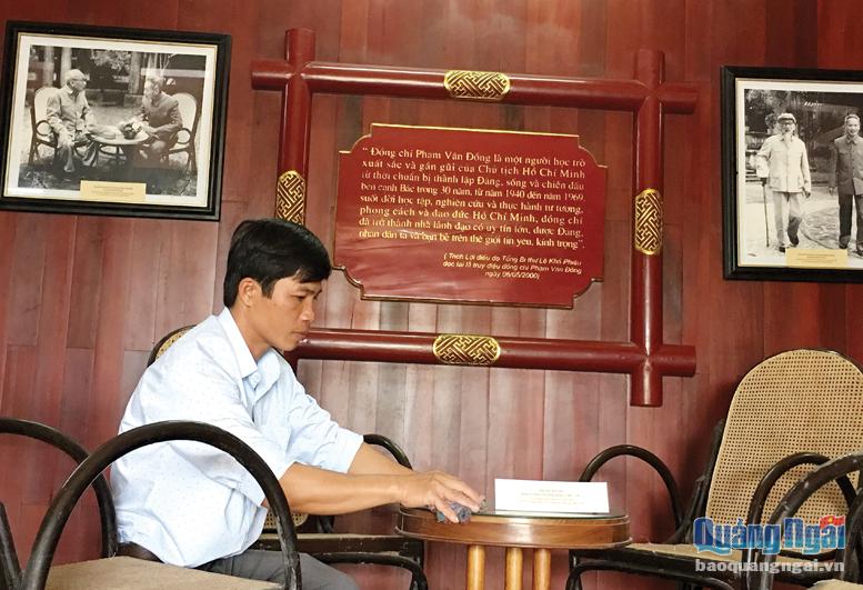 Anh Lê Trình thường xuyên chăm chút những kỷ vật gắn với cuộc đời của Thủ tướng Phạm Văn Đồng.  ẢNH: PHƯƠNG LÝ