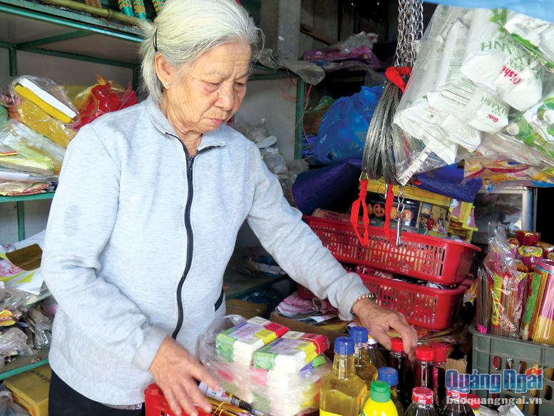 Dù chỉ buôn bán nhỏ ở chợ, nhưng cụ bà Đào Thị Huê ở xã Bình Tân Phú (Bình Sơn) sẵn sàng đóng góp 3 triệu đồng và đôi bông tai vàng để góp phần phòng, chống dịch Covid-19.                ẢNH: TL