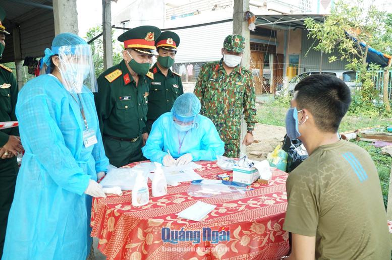 Chính ủy Bộ CHQS tỉnh, Đại tá Bùi Tá Tuân kiểm tra công tác thực hiện nhiệm vụ phòng, chống dịch của lực lượng vũ trang tỉnh tại huyện Bình Sơn.