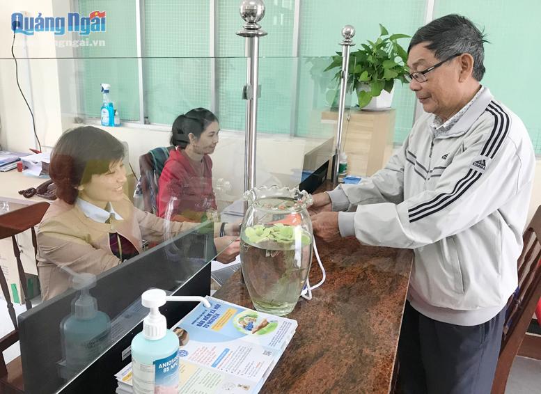 Công dân đến thực hiện thủ tục hành chính tại bộ phận tiếp nhận và trả kết quả một cửa của  UBND phường Nguyễn Nghiêm (TP.Quảng Ngãi).