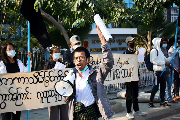 Cuộc biểu tình bên ngoài Đại học Y Mandalay ở Mandalay ngày 4-2 - Ảnh: REUTERS