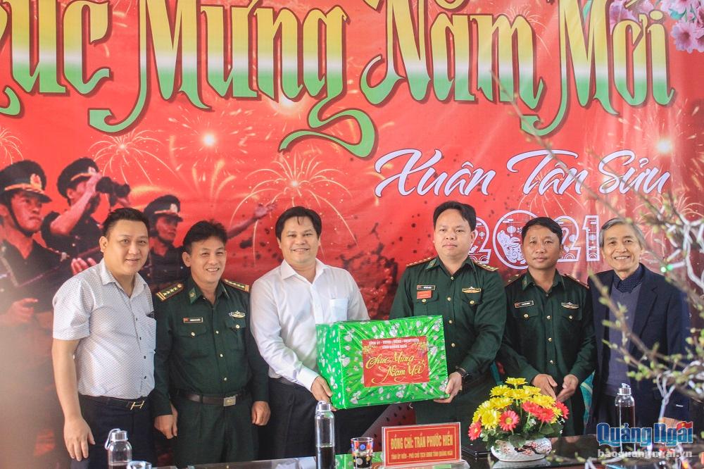 Đoàn do Phó Chủ tịch UBND tỉnh Trần Phước Hiền làm trưởng đoàn đã đến thăm, động viên, tặng quà tết tại Đồn Biên phòng Dung Quất,