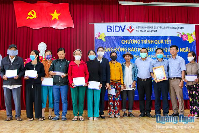Đại diện Ngân hàng BIDV- Chi nhánh Dung Quất trao quà Tết cho người nghèo tại xã Bình Đông (Bình Sơn)