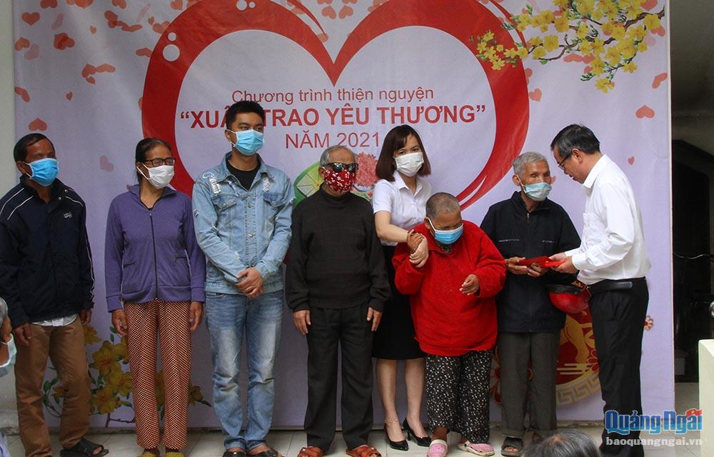 Đại diện AGribank Quảng Ngãi trao quà Tết cho Hội người mù