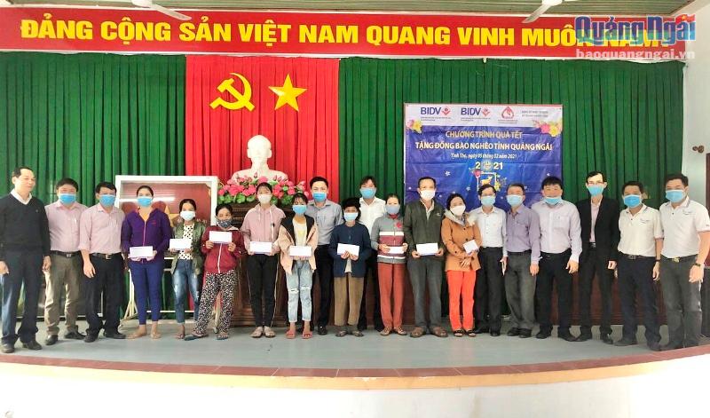 Đảng ủy Khối các Cơ quan và Doanh nghiệp tỉnh: Tặng quà Tết cho dân nghèo xã Tịnh Thọ