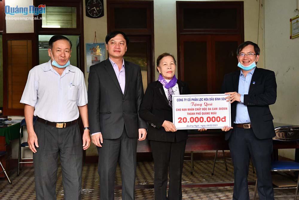 Thành viên HĐQT Khương Lê Thành trao biển tượng trưng quà Tết cho Hội Nạn nhân chất độc da cam TP. Quảng Ngãi.