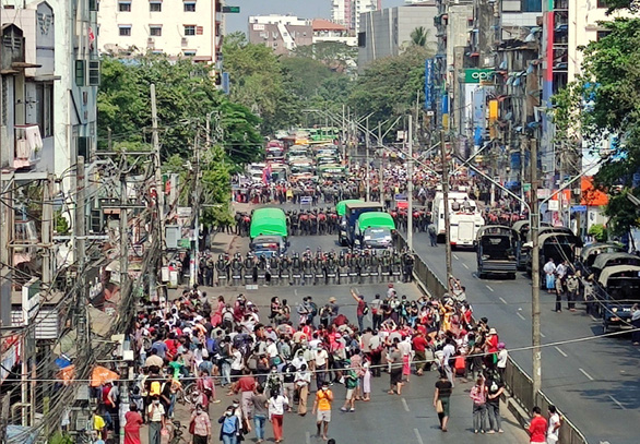 Biểu tình phản đối đảo chính ở Yangon ngày 6-2 - Ảnh: REUTERS