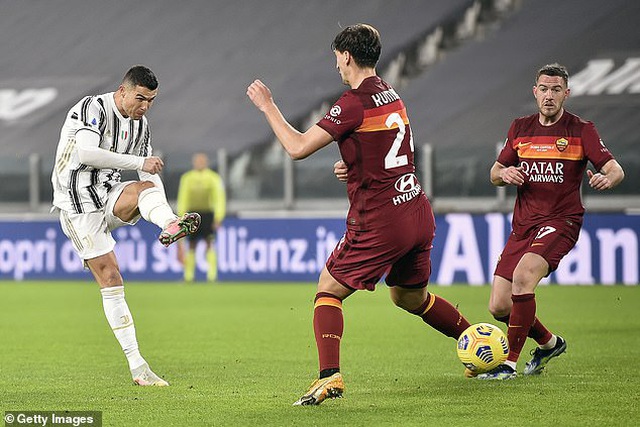 Cú dứt điểm "xâu kim" cầu thủ AS Roma và ghi bàn của C.Ronaldo