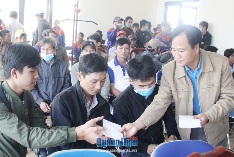 Chủ tịch Công đoàn KKT Dung Quất và các KCN tỉnh Phạm Thái Dương tặng quà Tết cho công nhân Công ty TNHH Việt Quang.  Ảnh: B.S
