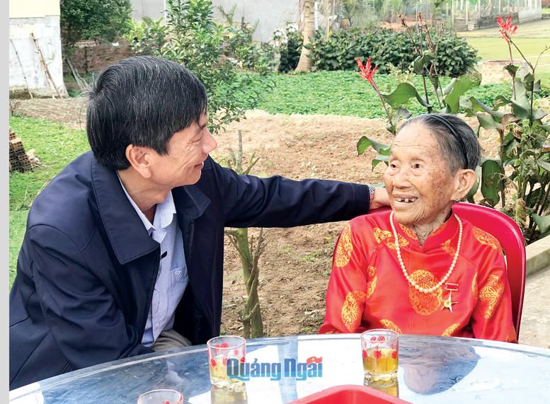 Mẹ VNAH Võ Thị Sơn trò chuyện cùng lãnh đạo Sở LĐ-TB&XH.             Ảnh: V.Yến
