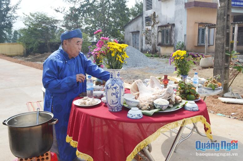 Người dân tổ dân phố Giao Thủy, thị trấn Châu Ổ (Bình Sơn) tổ chức cúng xóm vào cuối tháng Chạp hằng năm.