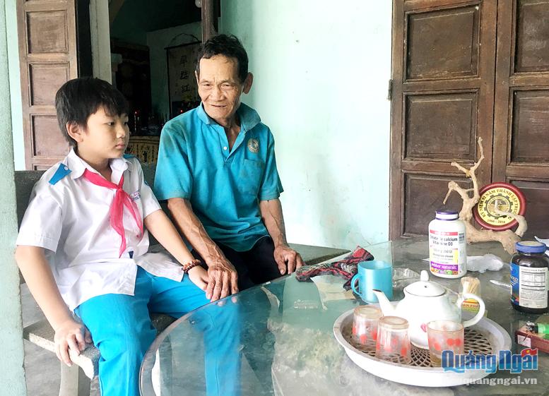 Ông Nguyễn Tấn Do, ở xã Nghĩa Hà (TP.Quảng Ngãi) cùng cháu nội mong Tết sum vầy cùng người thân đang làm việc ở TP.Hồ Chí Minh.