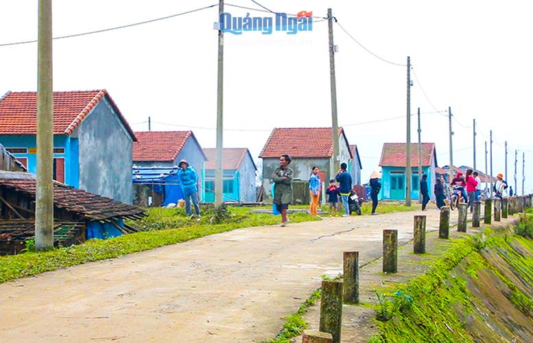 Tết này, 49 hộ dân ở khu tái định cư thôn Gỗ, xã Trà Thanh (Trà Bồng) được an tâm đón Tết trong nhà mới.             Ảnh: H.Hoa