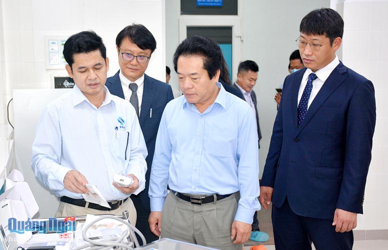 Phó Chủ tịch UBND tỉnh Võ Phiên (đứng giữa) thăm Bệnh viện Sản - Nhi tỉnh. Ảnh:  T.Ánh