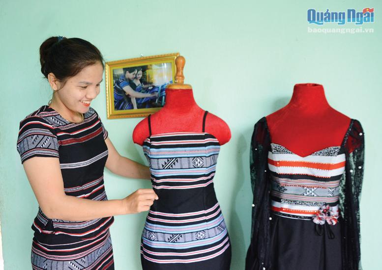 Thầy giáo trẻ với ý tưởng phát triển thời trang thổ cẩm dân tộc Bahnar   Phong cách  Vietnam VietnamPlus