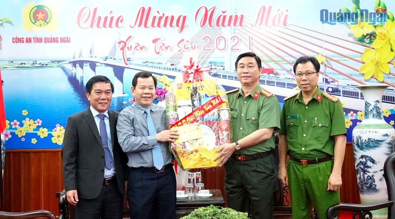 Chủ tịch UBND tỉnh Đặng Văn Minh thăm các đơn vị công an làm nhiệm vụ trong dịp Tết