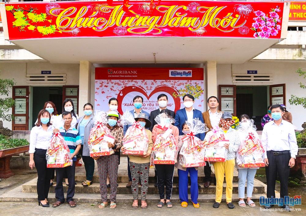 40 suất quà được trao cho các hộ có hoàn cảnh khó khăn ở phường Trương Quang Trọng và xã Tịnh Khê (TP.Quảng Ngãi)