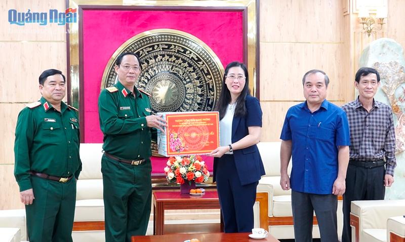 Thượng tướng Trần Quang Phương chúc Tết tại Tỉnh uỷ và chúc mừng Bí thư Tỉnh uỷ Bùi Thị Quỳnh Vân vừa trúng cử vào Ban Chấp hành trung ương khoá XIII.