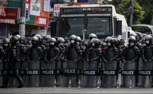 Cảnh sát chống bạo động được triển khai để ứng phó với các cuộc biểu tình ở Myanmar. (Ảnh: NDTV)