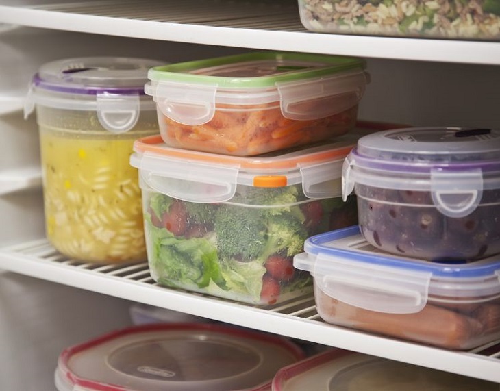 Nên để thực phẩm trong các hộp riêng và đậy kín trước khi cho vào tủ lạnh.