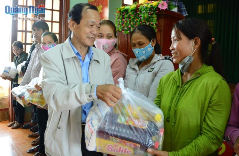 Phó Chủ tịch Hội Nhà báo tỉnh Trần Cao Tánh trao quà cho bà con.
