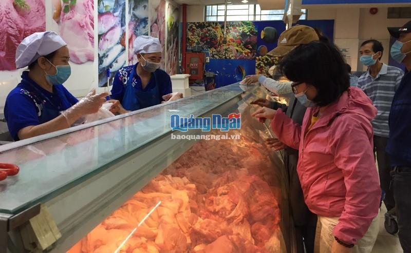 Mặt hàng thịt heo tại Siêu thị Co.opMart có giá thấp hơn ở chợ truyền thống, thu hút khách hàng.