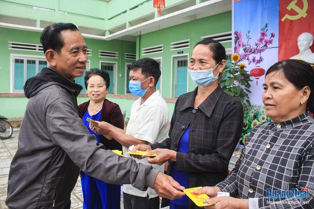 150 suất quà được trao cho người nghèo huyện Bình Sơn