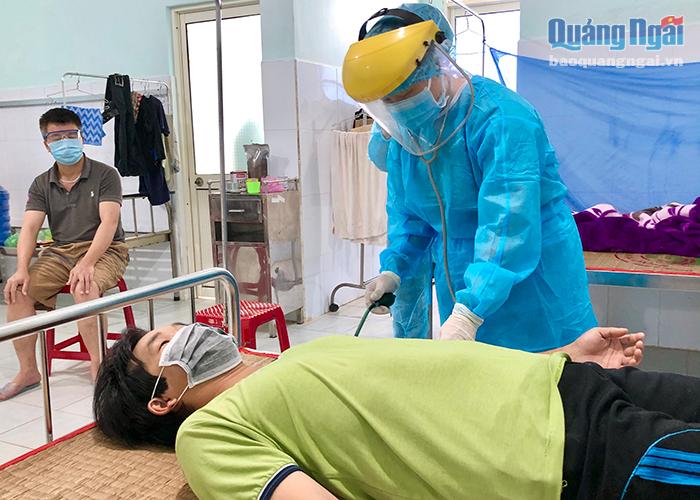 Kiểm tra sức khỏe cho các trường hợp cách ly tập trung tại cơ sở 2 Trung tâm Y tế huyện Bình Sơn