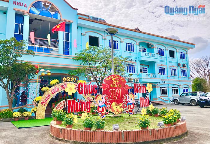 Khuôn viên khu cách ly tập trung của tỉnh Quảng Ngãi tại cơ sở 2 Trung tâm Y tế huyện Bình Sơn tràn ngập sắc xuân