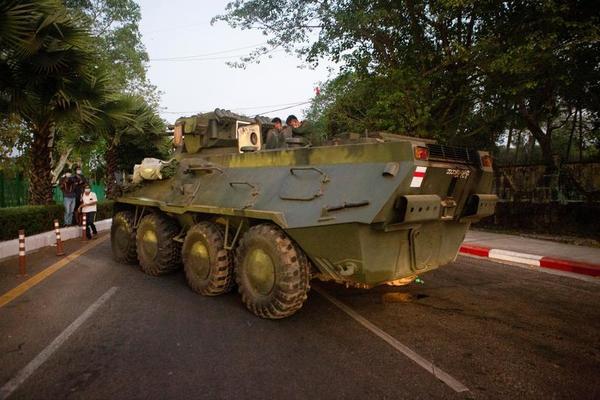Một xe bọc thép quân đội án ngữ giữa đường tại Yangon. Ảnh: Reuters