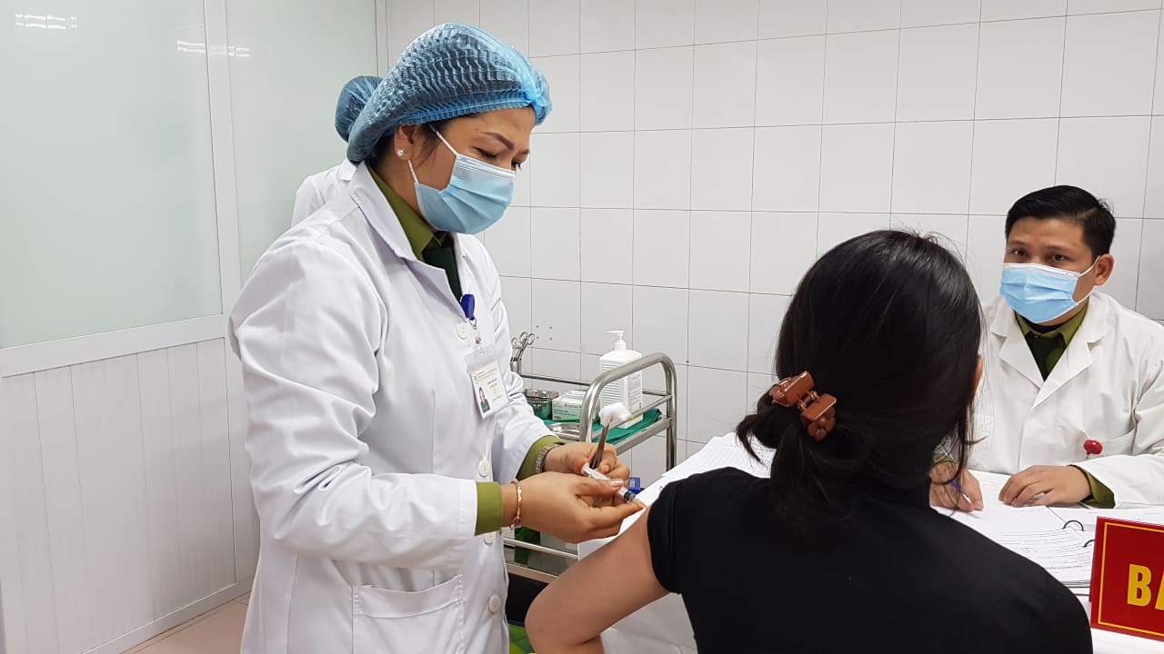 Người tiêm tình nguyện vắc xin COVID-19 "made in Việt Nam" giai đoạn 1 tại Học viện Quân Y