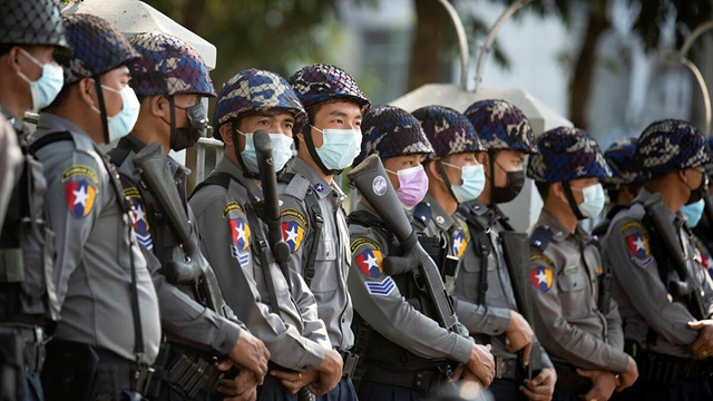 Cảnh sát Myanmar triển khai ở thành phố Yangon để đối phó biểu tình ngày 4/2. (Ảnh: Reuters)