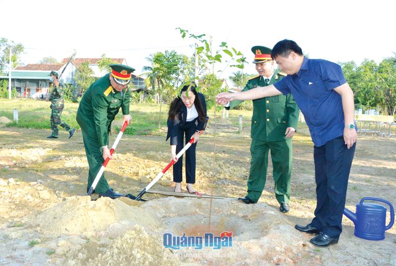 Các đồng chí lãnh đạo tỉnh tham gia trồng cây dịp tết Tân Sửu 2021.            Ảnh: PV