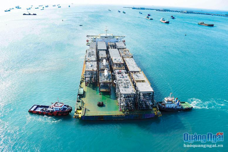 Tàu vận chuyển sản phẩm xuất khẩu của Doosan Vina rời Cảng Dung Quất.    