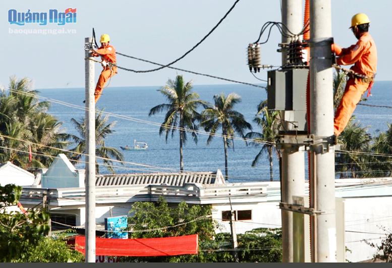Bảo dưỡng lưới điện quốc gia trên đảo Lý Sơn.