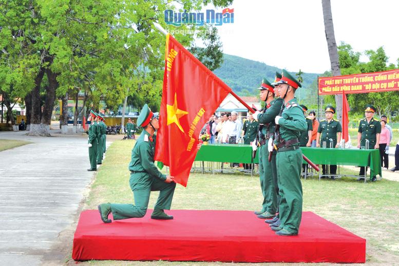 Chiến sĩ mới được huấn luyện tại Tiểu đoàn 3, Trung đoàn Bộ binh 887 (Bộ CHQS tỉnh) tuyên thệ dưới Quân kỳ.