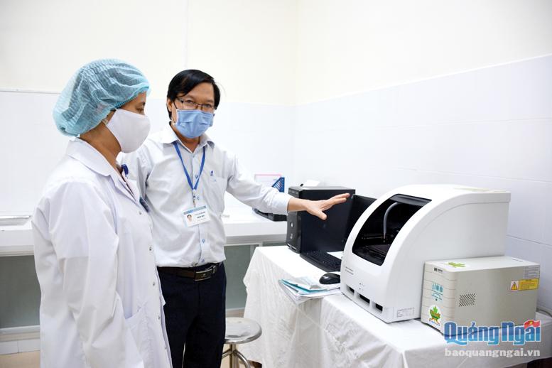 Bệnh viện Đa khoa tỉnh được đầu tư hệ thống máy xét nghiệm vi rút SASR-CoV-2 và nhiều loại vi rút khác, góp phần kiểm soát tốt dịch bệnh trên địa bàn.                Ảnh: N.T